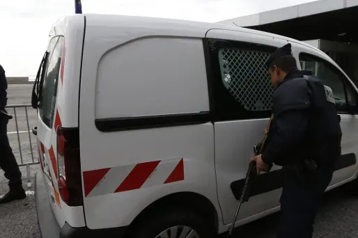Des policiers contrôlent une fourgonnette à la frontière franco-italienne. (Photo d'illustration)