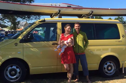 Post Facebook, couple, van jaune volé en Espagne