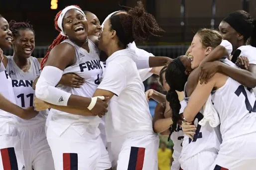 La joie des Françaises après leur victoire sur le fil contre le Bélarus.