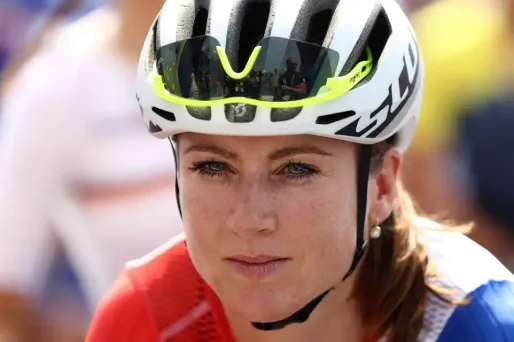 Van Vleuten, 33 ans, était partie en travers dans un virage, avant de faire un soleil au dessus de son vélo, dimanche.