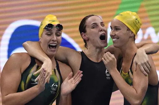 La joie des Australiennes, sacrées sur 4x100 m nage libre.