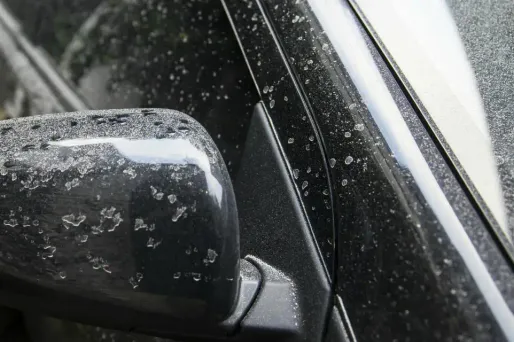 En début de matinée, de nombreux habitants ont eu la surprise de découvrir leur voiture recouverte d'une fine couche de cendres.