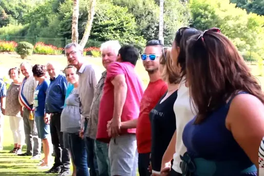 Les habitants de Billio sont sûrs d'eux : ils vont battre le record du monde de la plus longue chaîne de bisous.