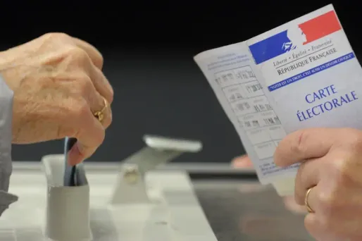 En cas d'abstention non justifiée, l'électeur aurait un rappel à la loi. La troisième fois, cette absence serait sanctionnée par un stage de citoyenneté.