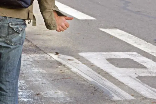 Frustré, l'auto-stoppeur de 27 ans dégradé le panneau d'entrée de la ville et a insulté plusieurs habitants.