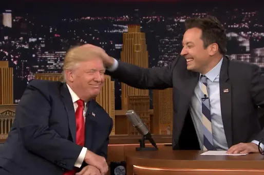 Jeudi soir, un présentateur vedette de la NBC s'est amusé à ébouriffer les cheveux de Donald Trump dans tous les sens. Fallon