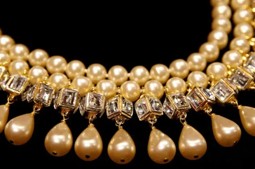 Les bijoux sont estimés entre 20 euros et 25.000 euros pièce.