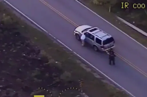 Sur la vidéo publiée par la police, un homme noir apparaît désarmé, près de son véhicule, avant d'être abattu par une policière.
