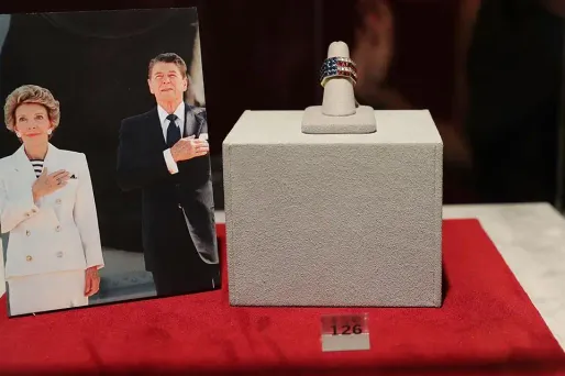 Cette bague signée Bulgari, sertie de pierres précieuses, a été adjugée 319.500 dollars.