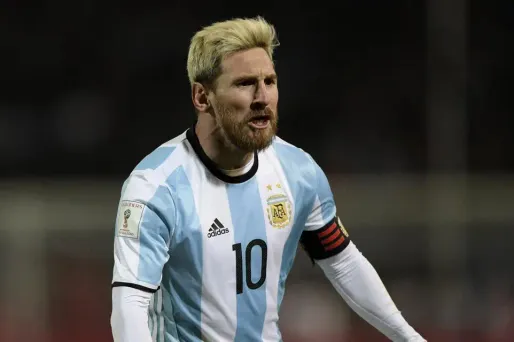 En Argentine, on murmure que c'est son épouse qui l'a convaincu de changer de couleur de cheveux.