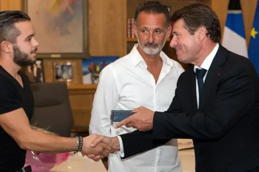 Gwenaël Leriche, ici à gauche, s'était vu remettre une médaille de la Ville de Nice le 25 juillet dernier pour son comportement courageux le soir de l'attentat.