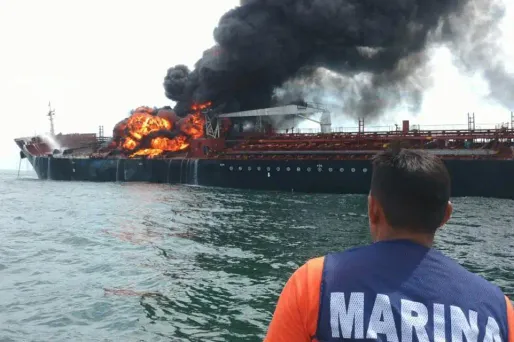 Un tanker en feu dans le Golfe du Mexique avec à son bord 150.000 barils d'hydrocarbures