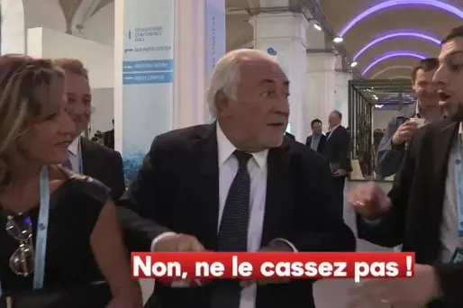 L'entretien improvisé a visiblement agacé Dominique Strauss-Kahn.