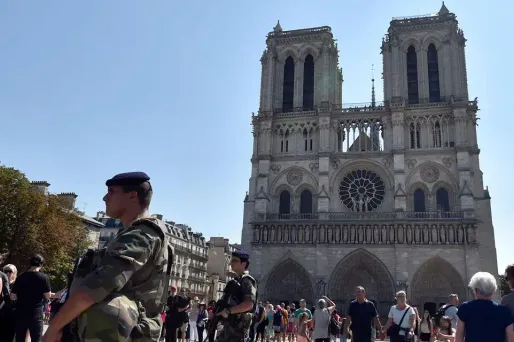 La voiture contenant des bonbonnes de gaz a été découverte dans une petite rue du 5e arrondissement de Paris, non loin du quai de Montebello, en face de la cathédrale Notre-Dame-de-Paris.