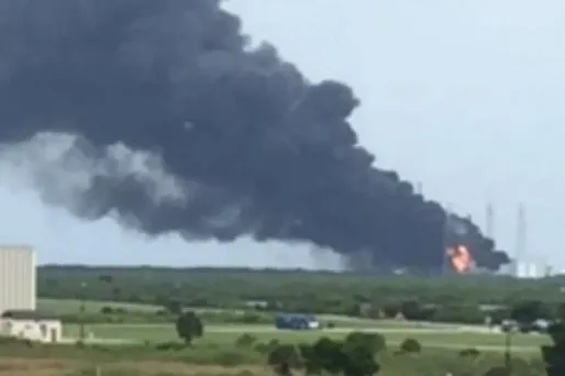 Les images des télévisions qui montraient une épaisse fumée noire sur la base.