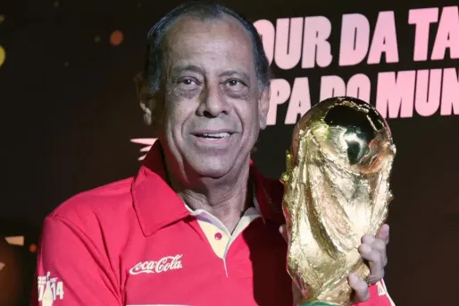 Carlos Alberto avec la Coupe du Monde, trophée qu'il avait remporté en 1970.
