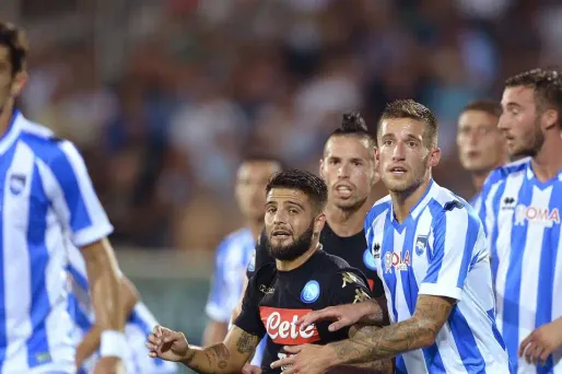 Pescara, en bleu et blanc, ici lors d'un match contre Naples.