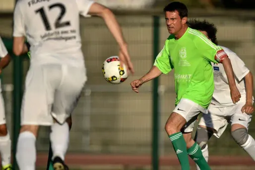 Manuel Valls a troqué le costume pour un maillot de football, mercredi soir