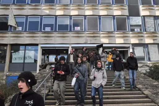 Des étudiants sortent de l'Université de Caen