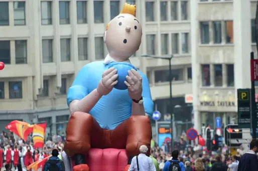 Plus de 30 ans après la mort d'Hergé, Tintin continue de passionner les foules (ici un char dans les rues de Bruxelles).