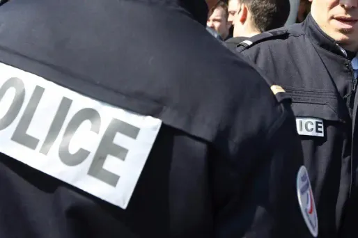La fonctionnaire de police aurait été reconnue par ses agresseurs.