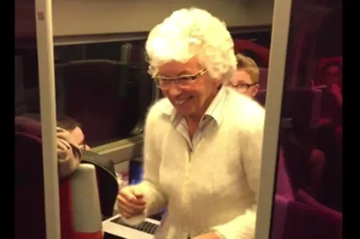 L'octogénaire a mis l'ambiance dans le wagon-bar en entamant un Paquito puis une figure de danse hip hop... sur la tête.