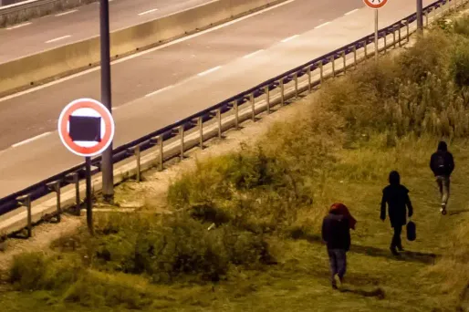 Image d'illustration, des migrants marchant le long de l'autoroute qui mène au site de l'Eurotunnel de Coquelles.