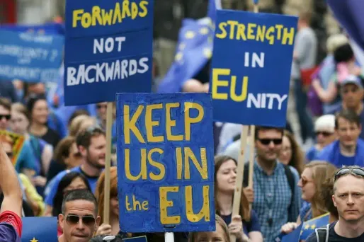 Ils étaient des milliers à manifester pour maintenir les liens avec l'UE.