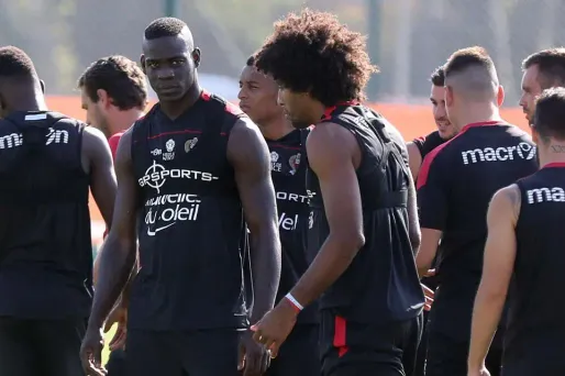 Mario Balotelli lors de son premier entraînement, jeudi, aux côtés de la recrue brésilienne Dante.