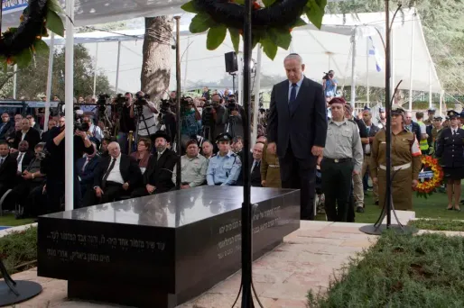 Le Premier ministre Benjamin Netanyahu se recueille devant la pierre tombale de Shimon Peres.