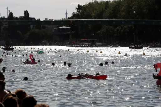 En période de fortes chaleurs, quelques baigneurs s'étaient risqués dans le bassin de la Villette.
