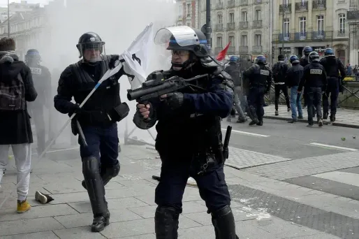 "L'hypothèse la plus probable" est un "impact de balle de lanceur de balles de défense (LBD)" ou gomme-cogne, avait indiqué le parquet de Rennes en juin.