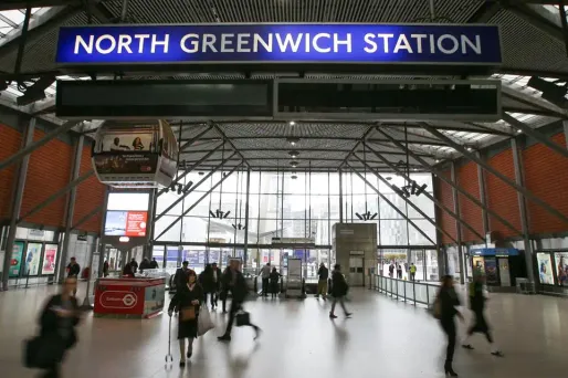 Métro londonien : sécurité renforcée après l'arrestation liée à un colis suspect