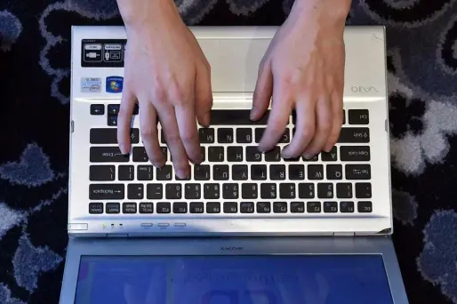 Les adolescents sont des cibles faciles pour les arnaqueurs à la sexcam