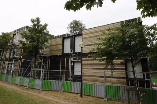 La maire de paris a ssuré que les dégâts ne retarderont pas l'ouverture du centre prévue mi-novembre.