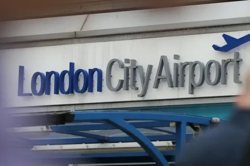 Plusieurs vols en provenance notamment de Francfort, Paris et Amsterdam, ont été déroutés vers d'autres aéroports.