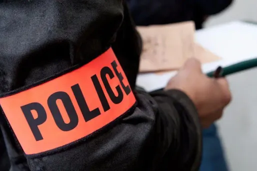 Le motard, rapidement identifié par des témoins, a été placé en garde à vue.