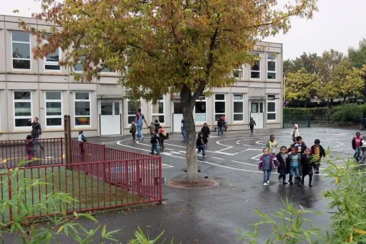 Le groupe scolaire a été fermé pour la journée de lundi et les enfants, accueillis dans le centre de loisirs de la ville. (image d'illustration)