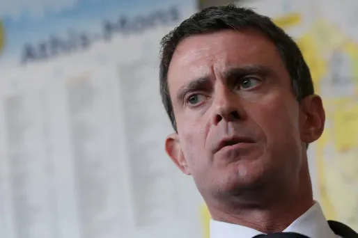 Manuel Valls s'est rendu dans plusieurs postes de police de région parisienne depuis l'agression de samedi.