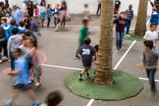 La directrice d'école a été bousculée puis frappée dans la cour de récréation.