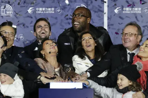 Teddy Riner, parrain de l'édition 2016, Anne Hidalgo, maire de Paris, Jean-Noël Reinhardt, président du Comité Champs-Elysées, ont inauguré les illuminations de Noël lundi soir.