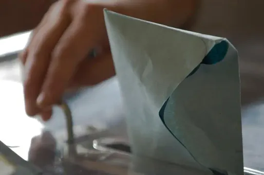 En 2017, les bureaux de vote fermeront à la même heure partout.