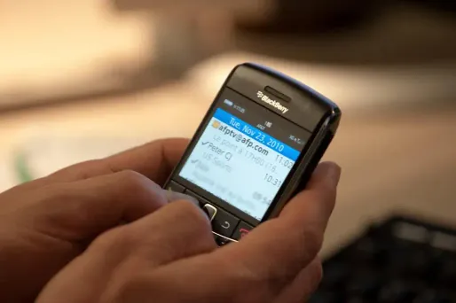 smartphone, mail, blackberry crédit : NICHOLAS KAMM / AFP - 1280