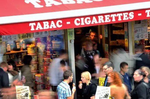 L'arrivée des paquets neutres chez les buralistes se fait à mesure que leurs stocks des paquets traditionnels s'épuisent.