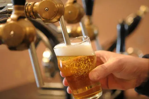 La consommation d'alcool, bien qu'en baisse, reste supérieure à la moyenne chez les Français, à la 8e place des pays européens.