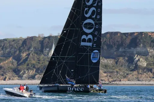 Le Britannique Alex Thomson continue de faire largement la course en tête.