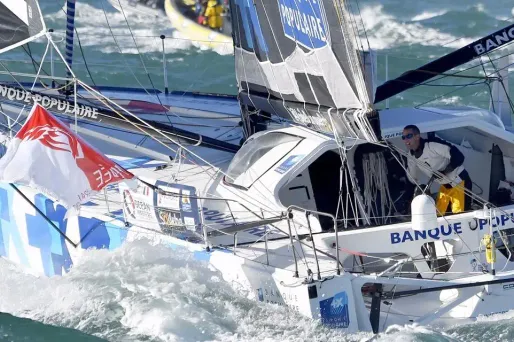 Armel Le Cléac'h devance Alex Thomson d'une courte tête.