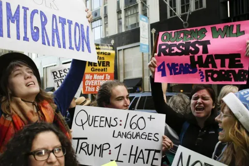 Sur les pancartes du millier de manifestants  "Queens résistera à la haine", "Non au fascime", "Arrêtez le racisme", devant la Trump Tower à New York, samedi.