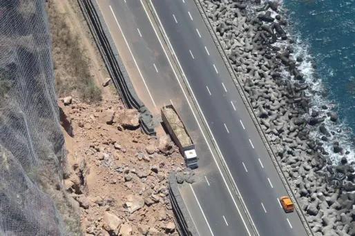 éboulement, ile de la réunion crédit : Richard BOUHET / AFP - 1280