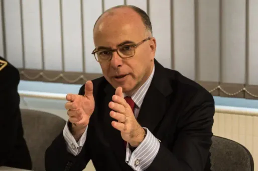 Bernard Cazeneuve compte présenter un texte de loi sur la légitime défense fin novembre